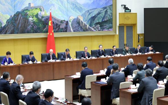 李强主持召开国务院第一次全体会议